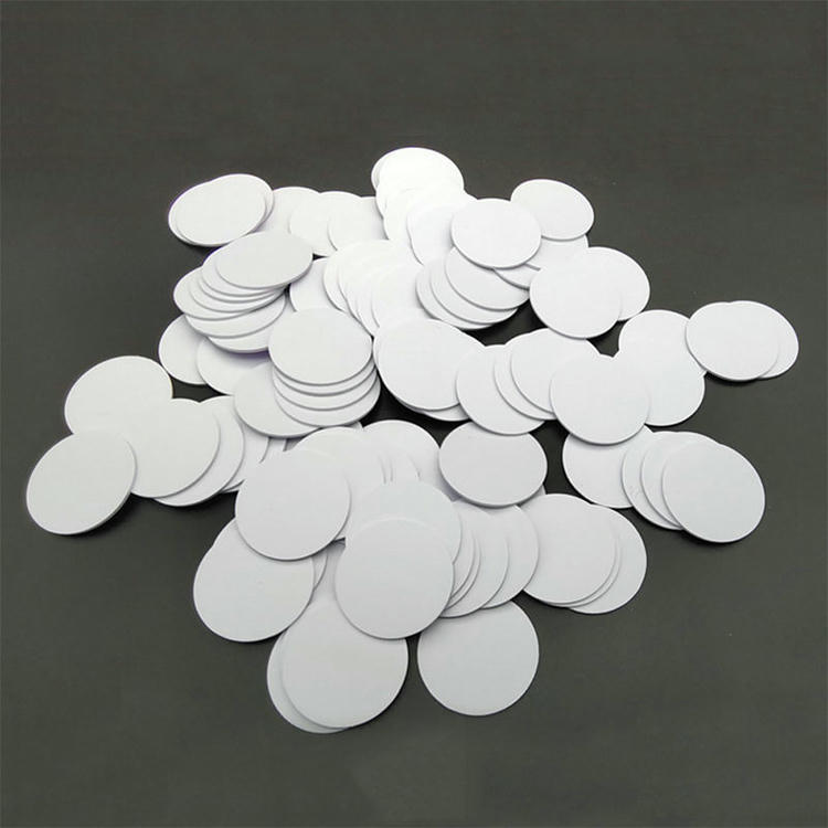 2) ภาพรวมผลิตภัณฑ์หลายชิ้นของแท็กดิสก์ RFID PVC กันน้ำสำหรับติดตามทรัพย์สิน โดยเน้นวัสดุ PVC งานพิมพ์ที่ปรับแต่งได้ และการจัดเก็บและเข้ารหัสข้อมูล โดยจัดเรียงให้เปรียบเทียบรายละเอียดได้ชัดเจน.