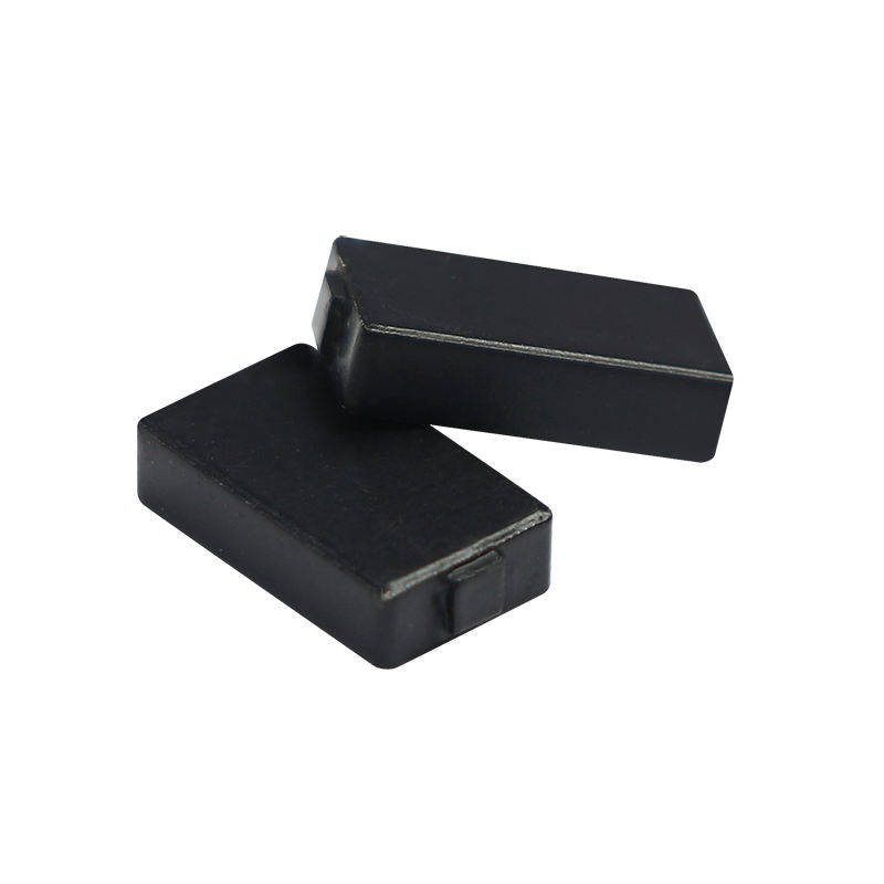 4) มุมมองด้านข้างของแท็ก RFID เซรามิกป้องกันโลหะสำหรับเครื่องมือและไอที C1207-1 3mm โดยเน้นเซรามิก โครงสร้างที่แข็งแรงทนทาน และสัดส่วนและขนาดของผลิตภัณฑ์ สำหรับการติดตั้งกลางแจ้งและบนพื้นผิวงานก่อสร้าง.