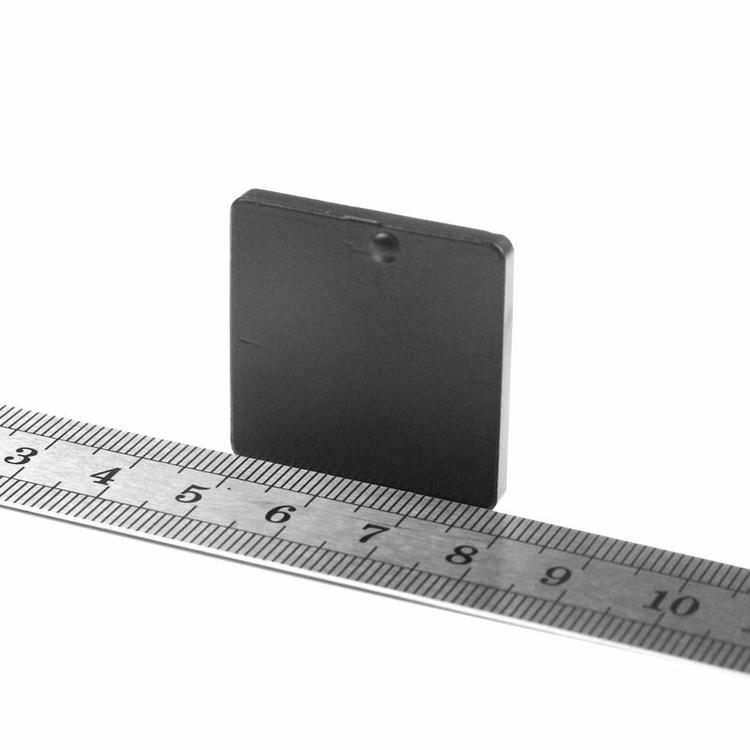 5) ภาพนี้แสดงแท็ก UHF RFID เซรามิกติดโลหะ IP68 สำหรับทรัพย์สิน C3030-1 โดยเน้นรูปทรง ตัวเรือน และพื้นผิวที่เห็นได้จากภาพ สำหรับงานโลจิสติกส์และห่วงโซ่อุปทาน และงานยานพาหนะ ยางรถ และการจัดการกองรถ.