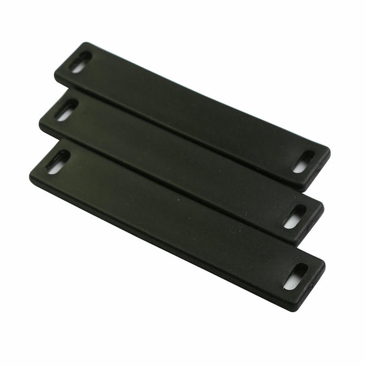 3) มุมมองด้านข้างของแท็ก TPU UHF ยืดหยุ่นสำหรับท่อโลหะในอุตสาหกรรม TPU9018-2 RFID โดยเน้นความยืดหยุ่น และสัดส่วนและขนาดของผลิตภัณฑ์ สำหรับการติดตั้งกลางแจ้งและบนพื้นผิวงานก่อสร้าง.