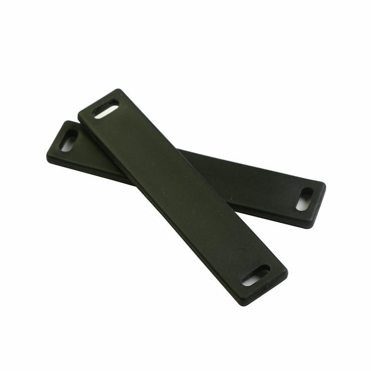 6) มุมมองด้านหลังของแท็ก TPU UHF ยืดหยุ่นสำหรับท่อโลหะในอุตสาหกรรม TPU9018-2 RFID โดยเน้นสี่ชิ้น การเชื่อมต่อและขั้วต่อ และวิธีและตำแหน่งการติดตั้ง สำหรับการติดตามสาย ระบบท่อ และงานสาธารณูปโภค.